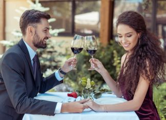 Casal brincando com vinho