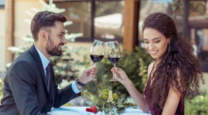 Casal brincando com vinho