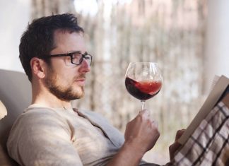 Homem com taça de vinho