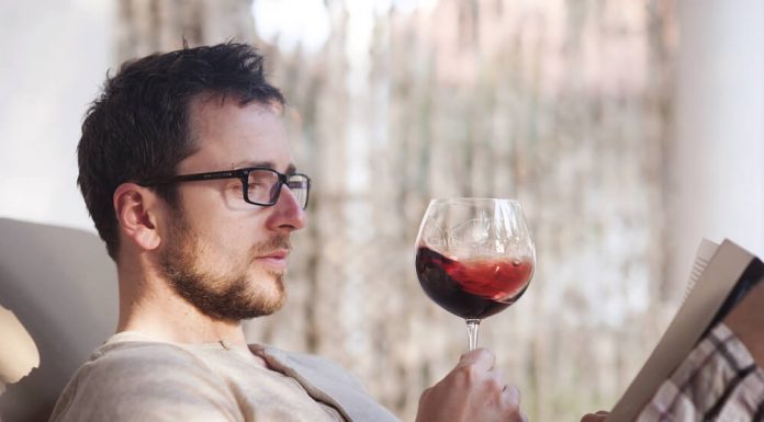 Homem com taça de vinho